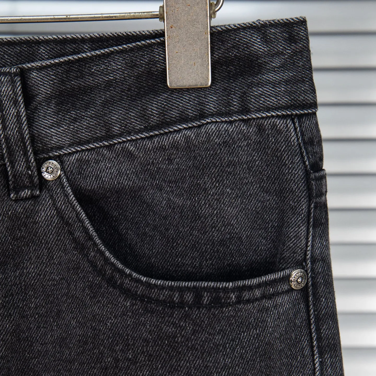 P290 Chrome Hearts Chrome Hearts Black Pinduo Black Leather Big Devil Cow King Jeans CH jeans need to be washed before being dismantled and hand-stitched with sheepskin cross leather and then spliced to complete. The whole piece has too much craftsmanship to describe. About Chrome Hearts This is an extremely luxurious fashion brand that can also be called the nobility of the high street. It has always been an exclusive brand for some hipsters or the second generation of rich people. Compared with ordinary high streets, it is more luxurious and noble. Compared with luxury brands, it has a more fashionable personality. It has always been a brand that I have a special liking for. Style number: 1769# Color: black Size: 28 30 32 34 36